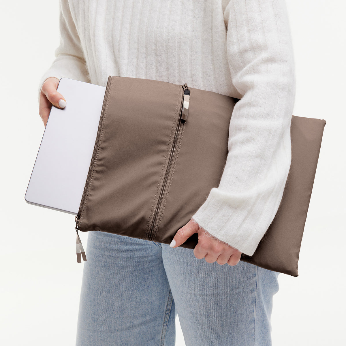 ROLLTOP 2.0 MONOCHROME EDITION Accessoires in oyster (klassisches Taupe-Braun) von einer Frau in den Händen gehalten.