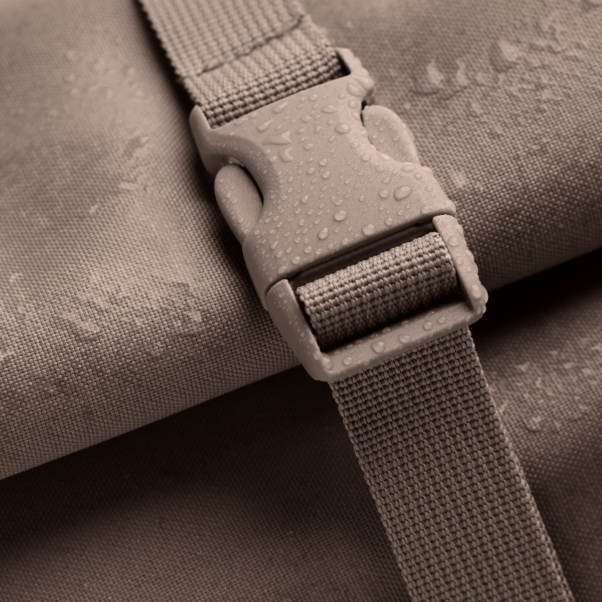 ROLLTOP 2.0 MONOCHROME EDITION Rucksack in oyster (klassisches Taupe-Braun) als Detailaufnahme mit Wassertropfen.