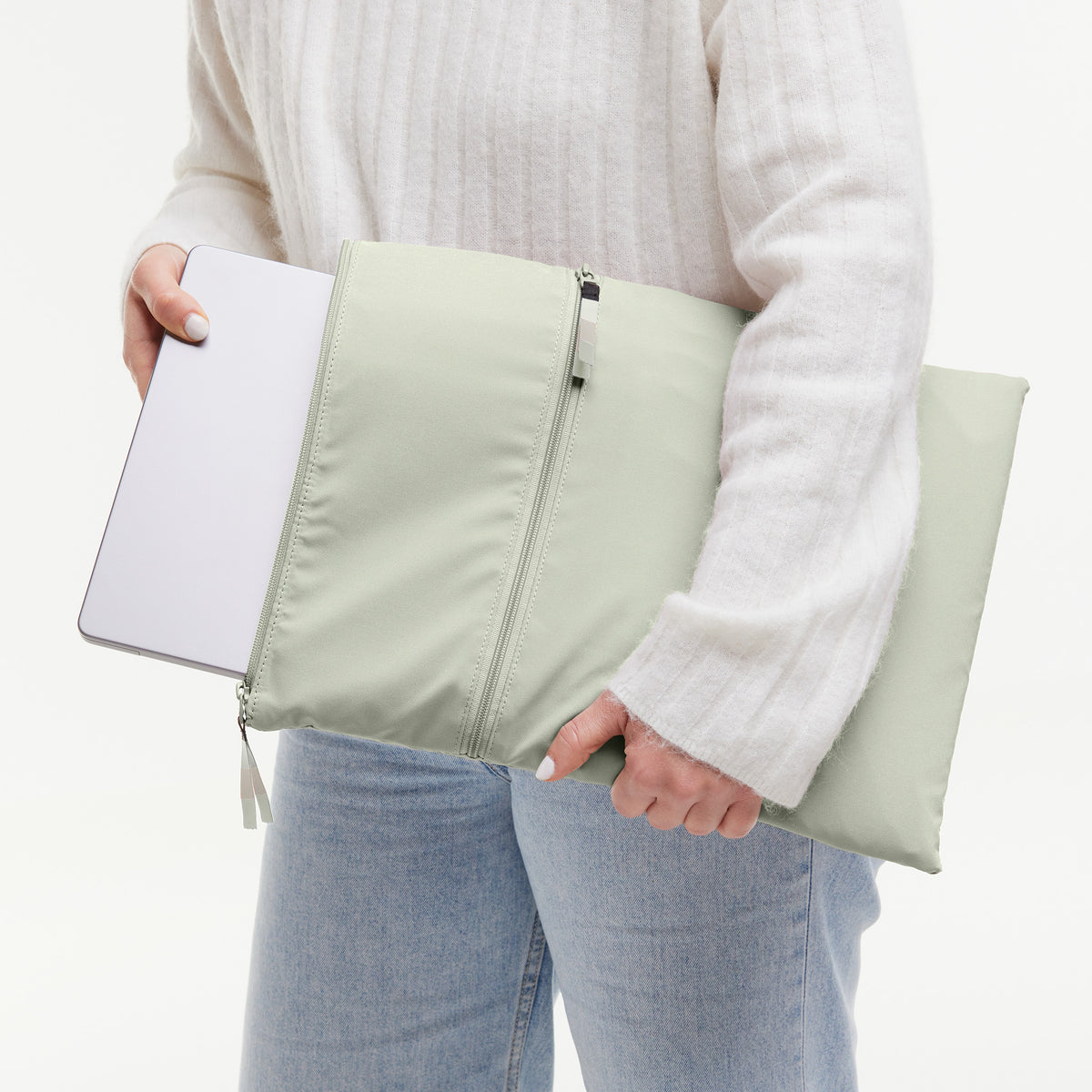 ROLLTOP LITE 2.0 Monochrome Accessoires in porpoise (helles Grau mit frischem grünen Unterton) von einer Frau in der Hand gehalten.