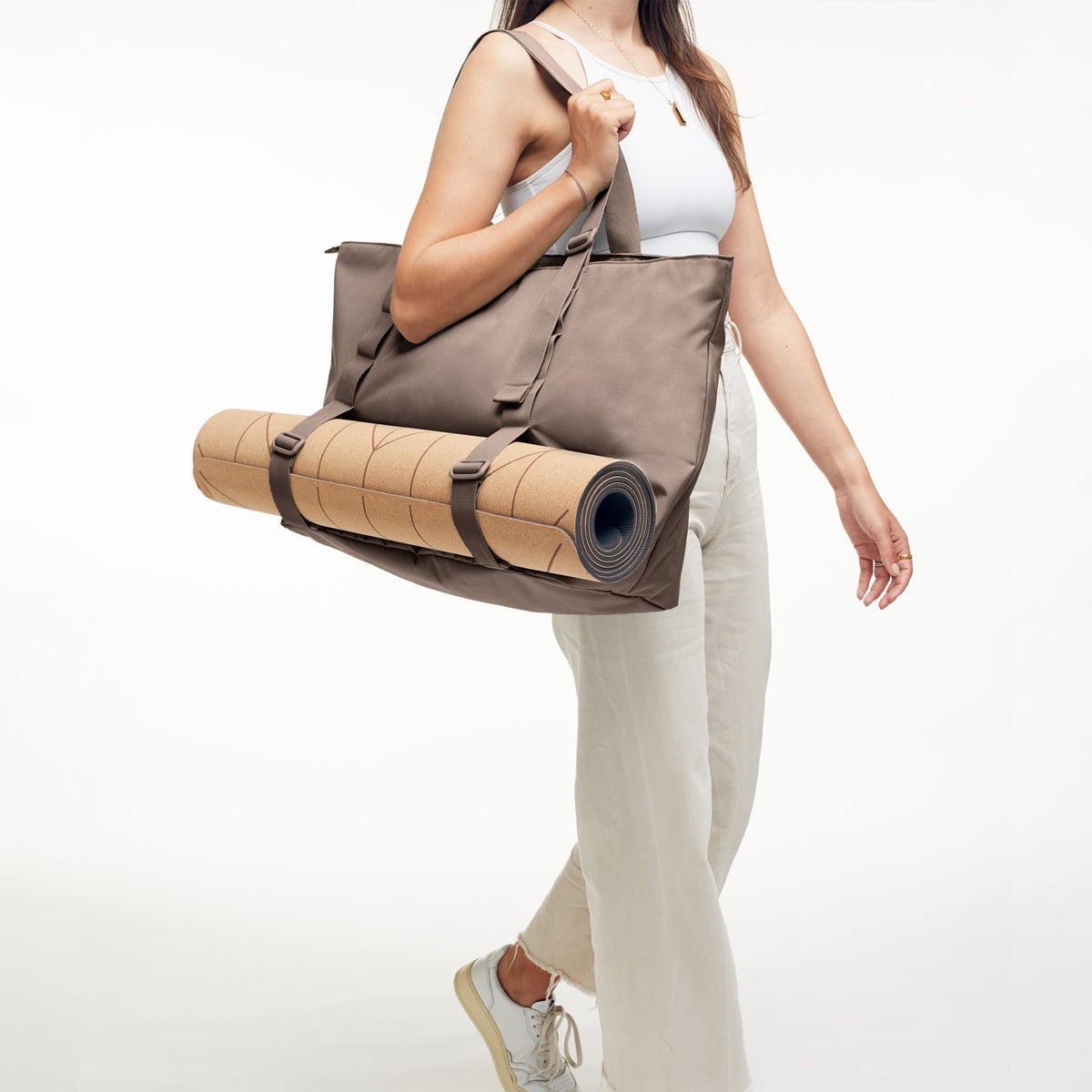 TOTE BAG Tasche in oyster (klassisches Taupe-Braun) von einer Frau über der Schulter getragen.