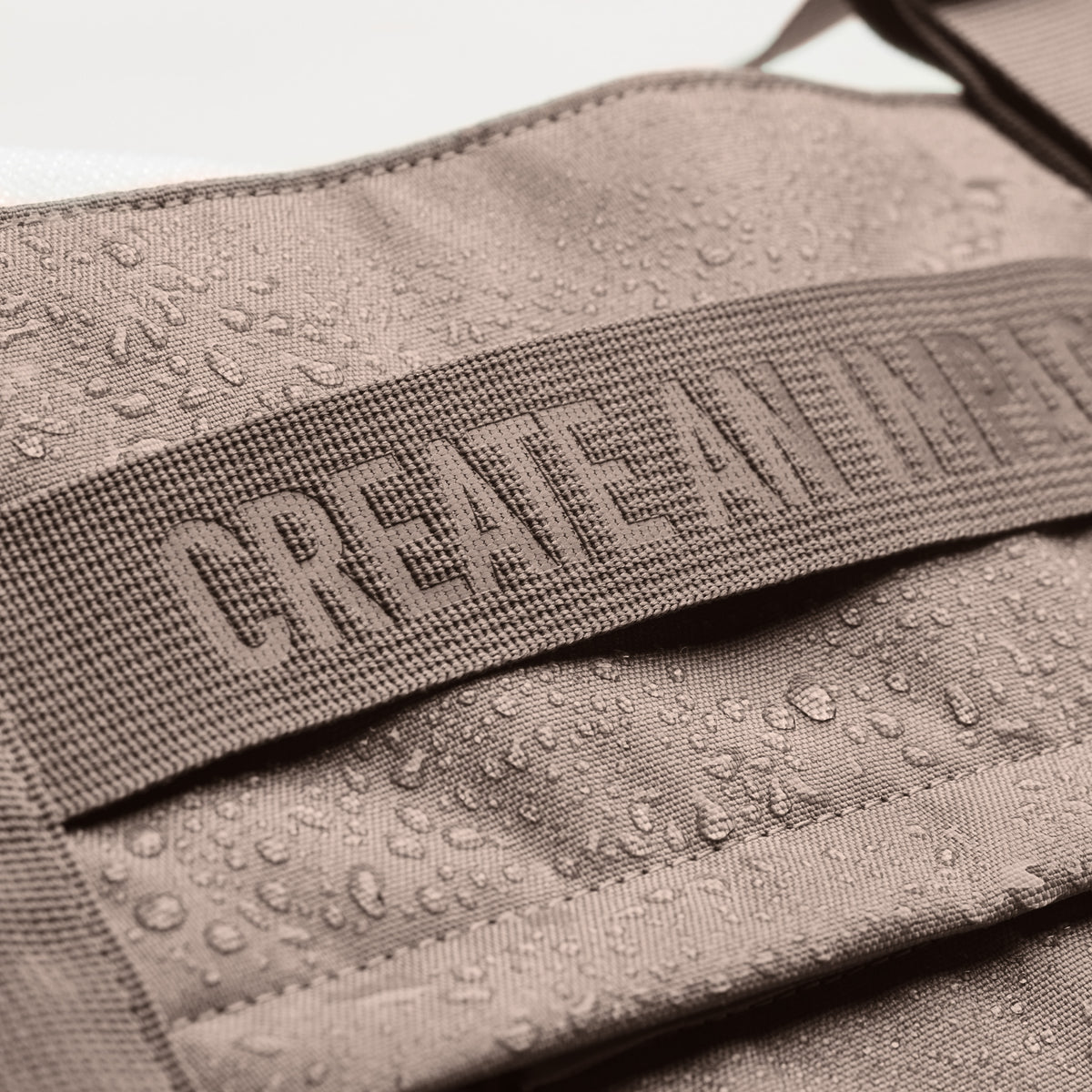 TOTE BAG Tasche in oyster (klassisches Taupe-Braun) Detailaufnahme mit Wassertropfen.