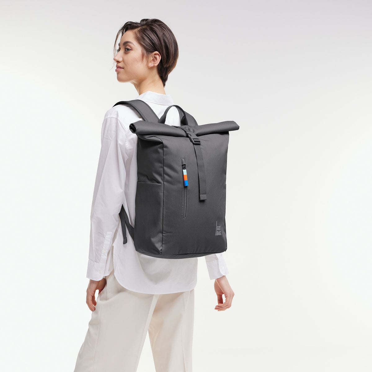 ROLLTOP EASY Rucksack in shark (Dunkelgrau) von einer Frau als Rucksack auf dem Rücken getragen.