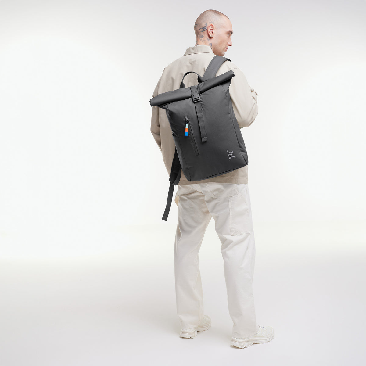 ROLLTOP EASY Rucksack in shark (Dunkelgrau) von einem Mann als Rucksack auf dem Rücken getragen.