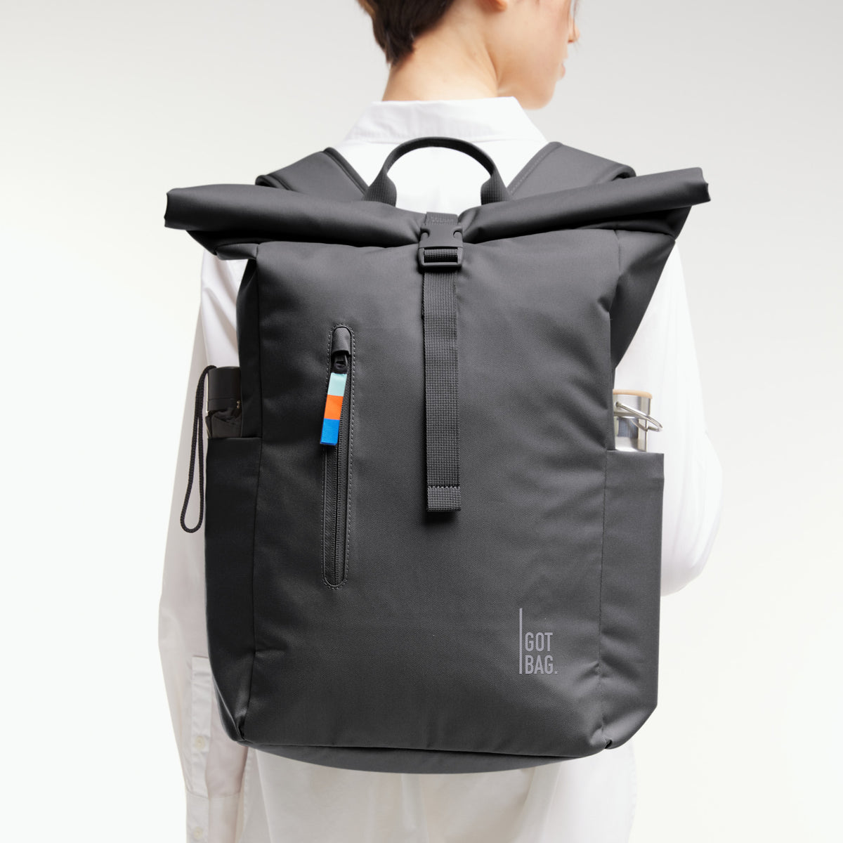 ROLLTOP EASY Rucksack in shark (Dunkelgrau) von einer Frau auf dem Rücken getragen.