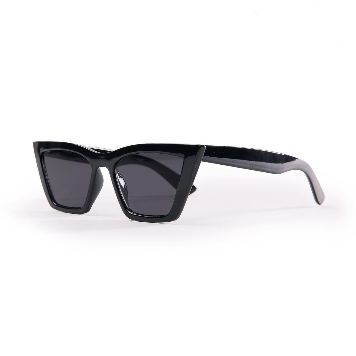 RE SHADES NO.02 RE:SHADE in black (Schwarz) in Diagonale Ansicht.