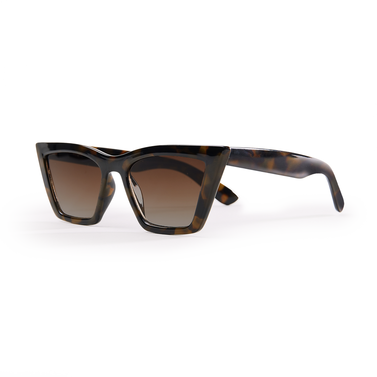 RE SHADES NO.02 RE:SHADE in tortoise als Schrägansicht auf weißem Hintergrund.