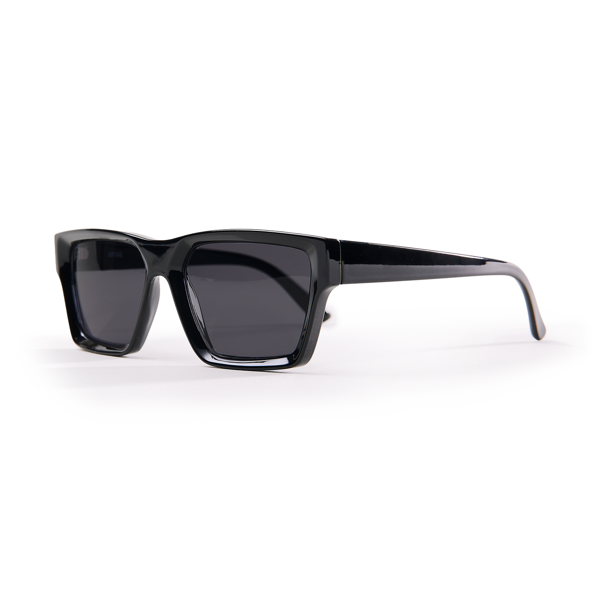 RE SHADES NO.04 RE:SHADE in black (Schwarz) in diagonaler Ansicht.