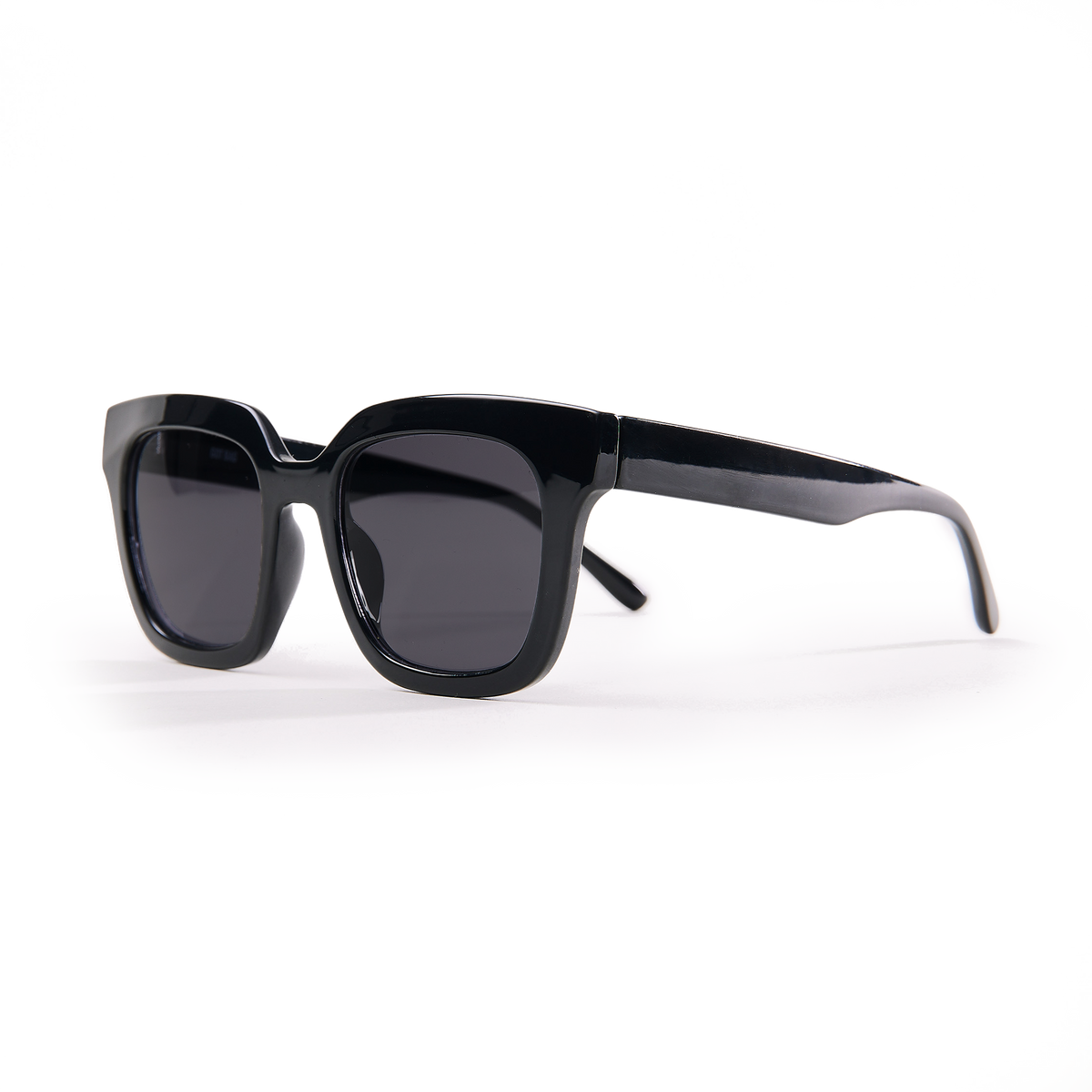 RE:SHADES NO.06 RE:SHADE in black (Schwarz) in diagonaler Perspektive.