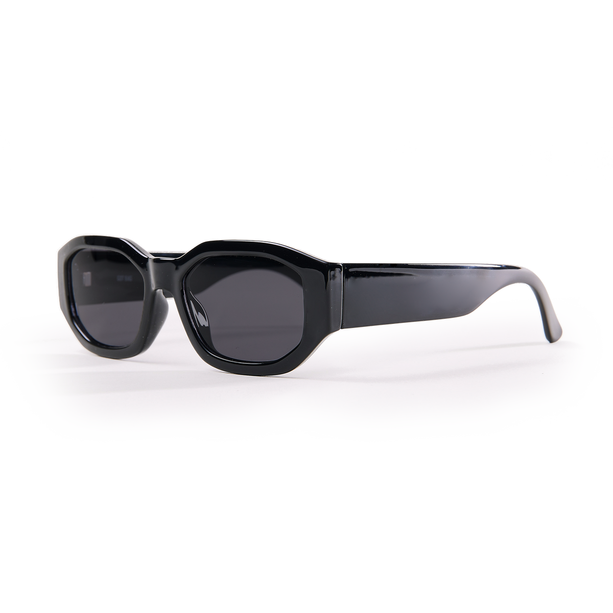 RE SHADES NO.07 RE:SHADE in black (Schwarz) als Studioaufnahme in diagonaler Ansicht.