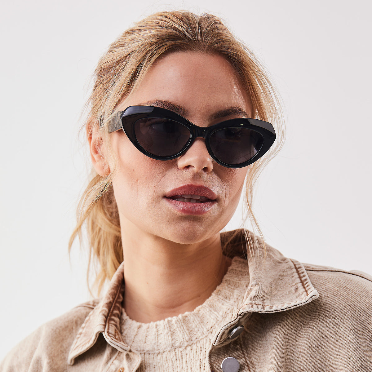 RE:SHADES NO.01 RE:SHADE in black (Schwarz) von einer Frau getragen.