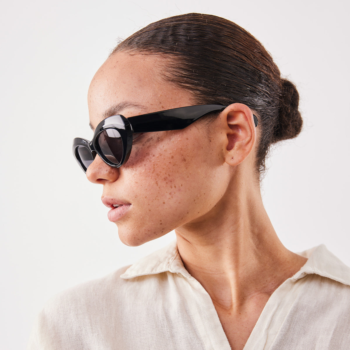 RE SHADES NO.01 RE:SHADE in black (Schwarz) von einer Frau getragen.