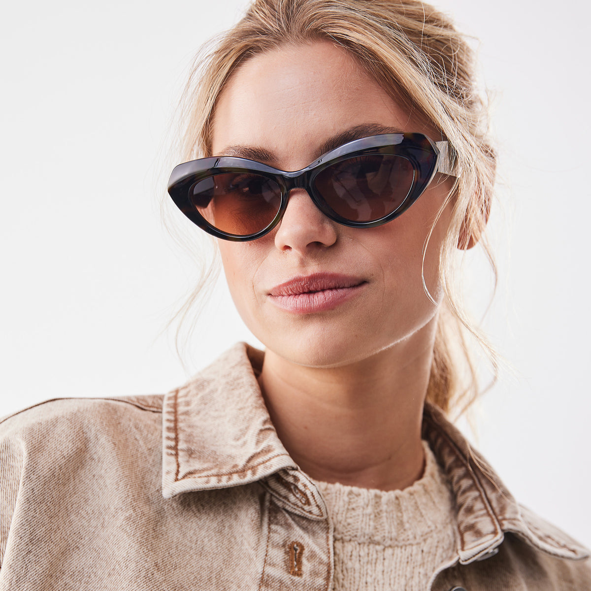 RE SHADES NO.01 RE:SHADE in tortoise von einer Frau getragen.