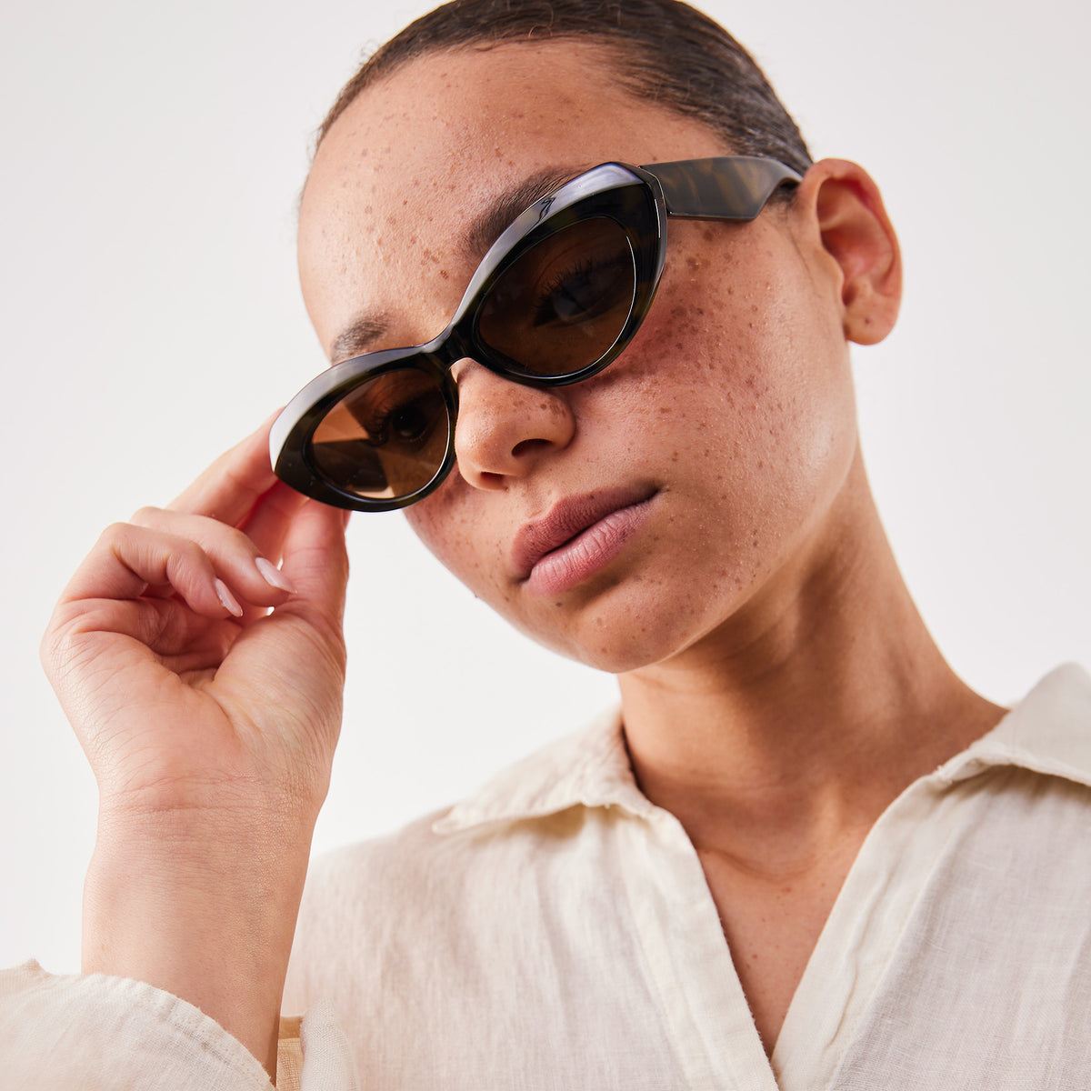 RE SHADES NO.01 RE:SHADE in tortoise von einer Frau getragen.