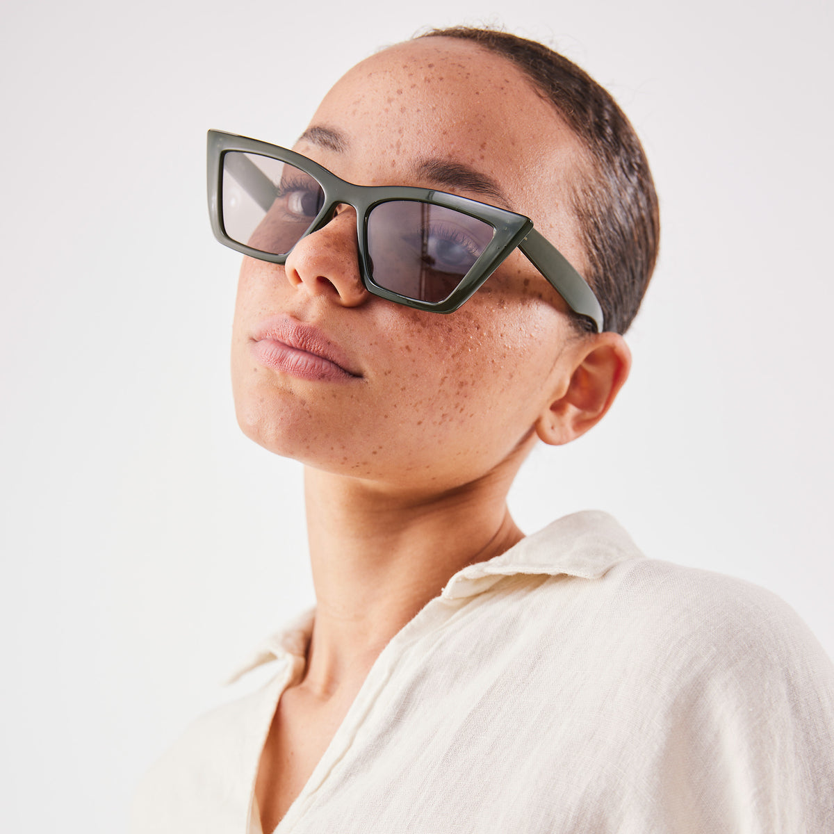 RE:SHADES NO.02 RE:SHADE in algae (Dunkelgrün mit Graustich) von einer Frau getragen.