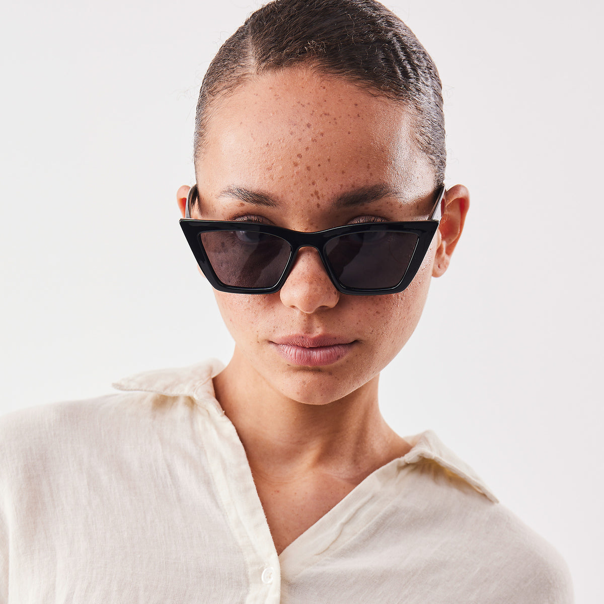 RE SHADES NO.02 RE:SHADE in black (Schwarz) von einer Frau getragen.