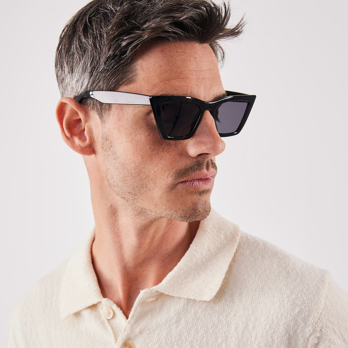 RE SHADES NO.02 RE:SHADE in black (Schwarz) von einem Mann getragen.