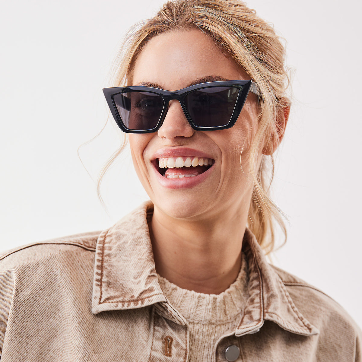 RE SHADES RE:SHADE in black (Schwarz) von einer Frau getragen.