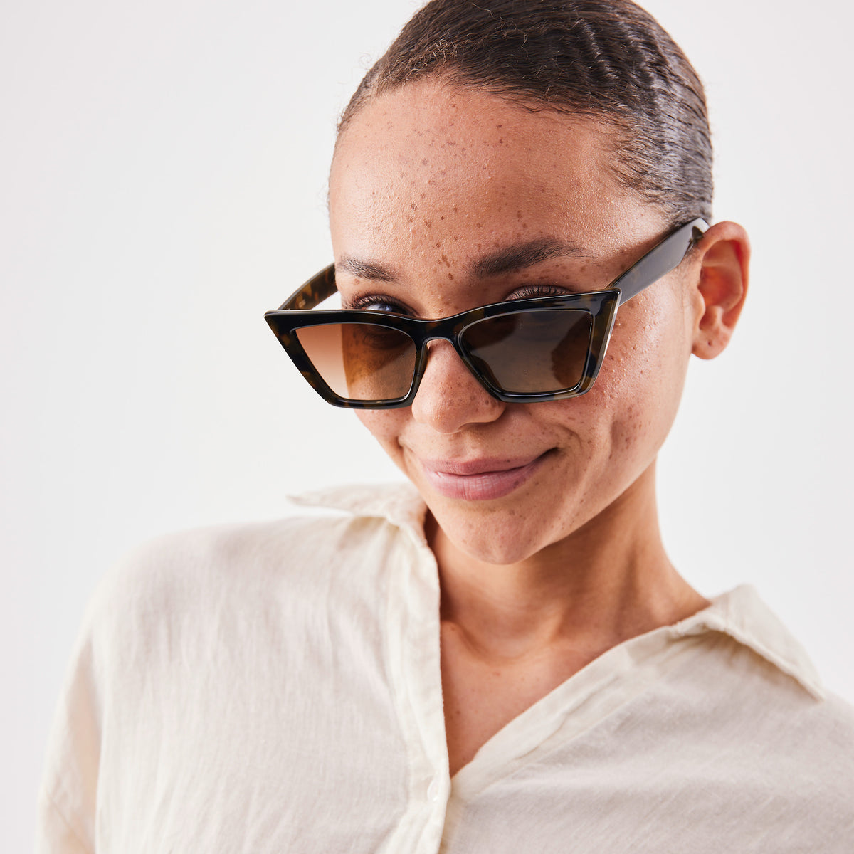 RE SHADES NO.02 RE:SHADE in tortoise von einer Frau getragen.