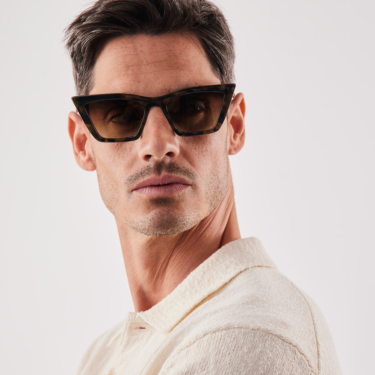 RE-SHADES NO.02 RE:SHADE in tortoise von einem Mann getragen.
