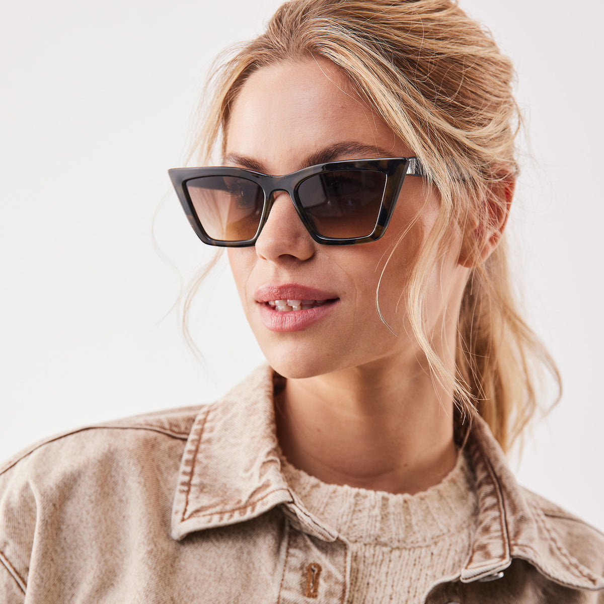 RE SHADES NO.02 RE:SHADE in tortoise, getragen von einer Frau.