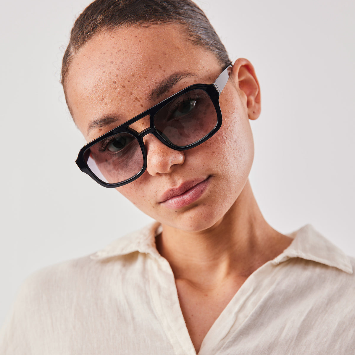 RE SHADES RE:SHADE in black (Schwarz) von einer Frau getragen.