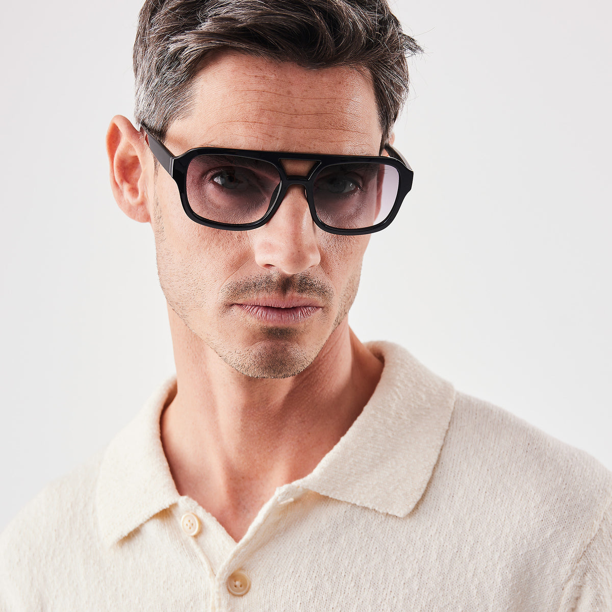 RE-SHADES NO.03 RE:SHADE in black (Schwarz) von einem Mann getragen.