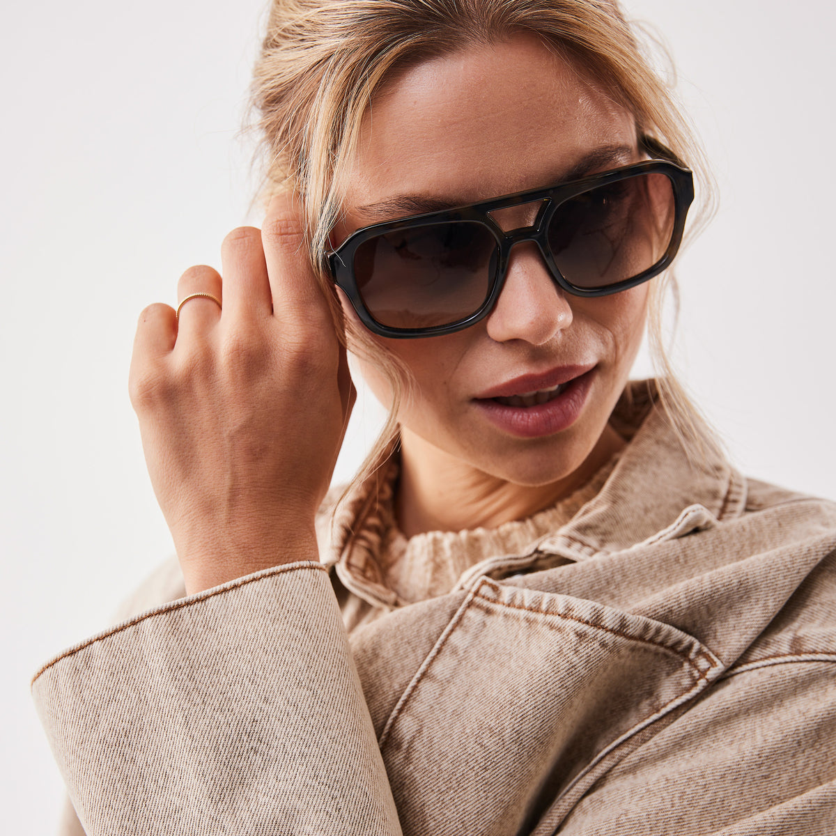 RE SHADES NO.03 RE:SHADE in tortoise, von einer Frau getragen und mit der Hand angepasst.