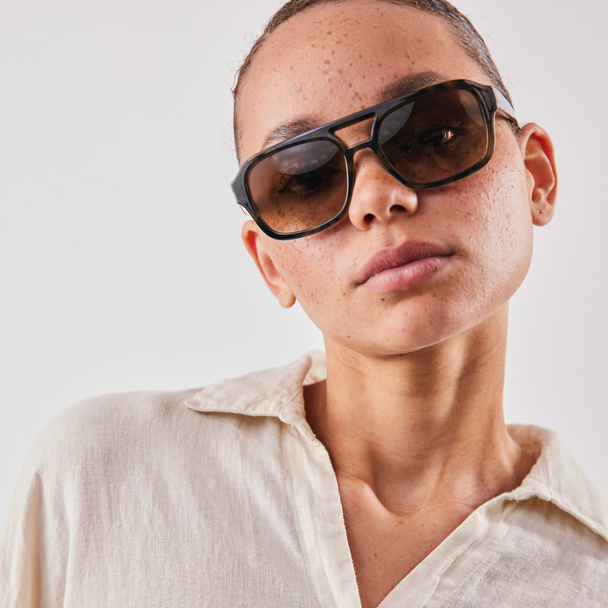RE SHADES NO RE:SHADE in tortoise (tortoise), von einer Frau getragen.