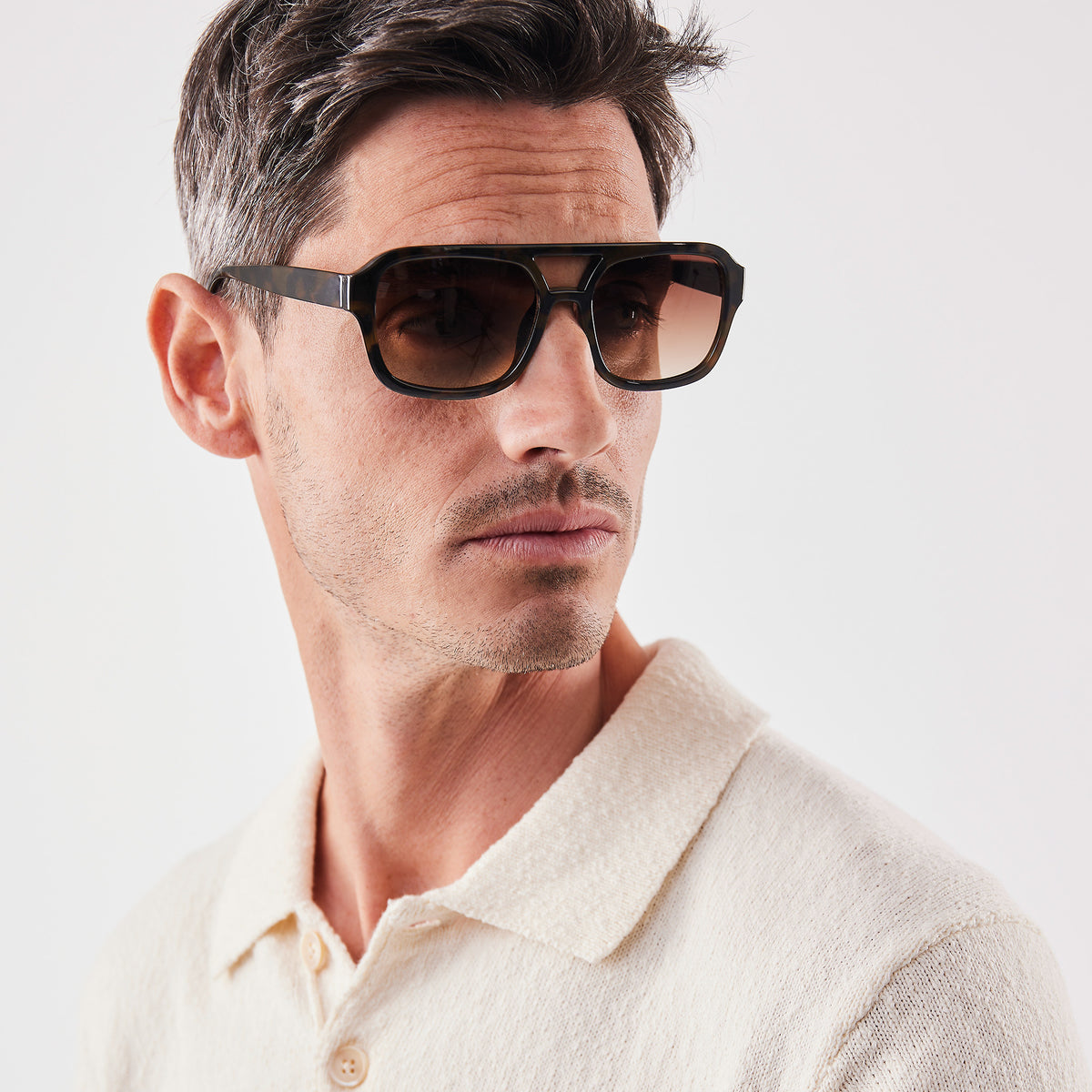 RE SHADES NO.03 RE:SHADE in tortoise von einem Mann getragen.