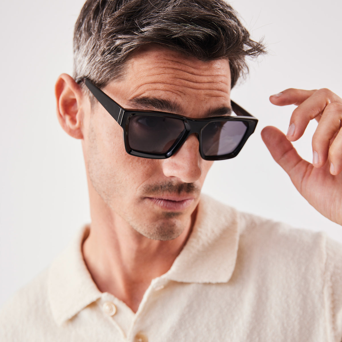 RE SHADES NO.04 RE:SHADE in black (Schwarz) von einem Mann getragen.