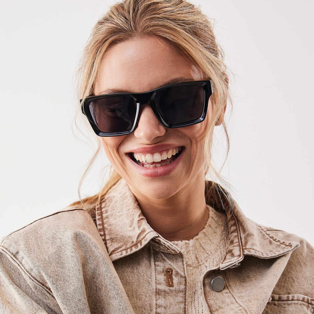 RE SHADES NO.04 RE:SHADE in black (Schwarz) von einer Frau lachend getragen.