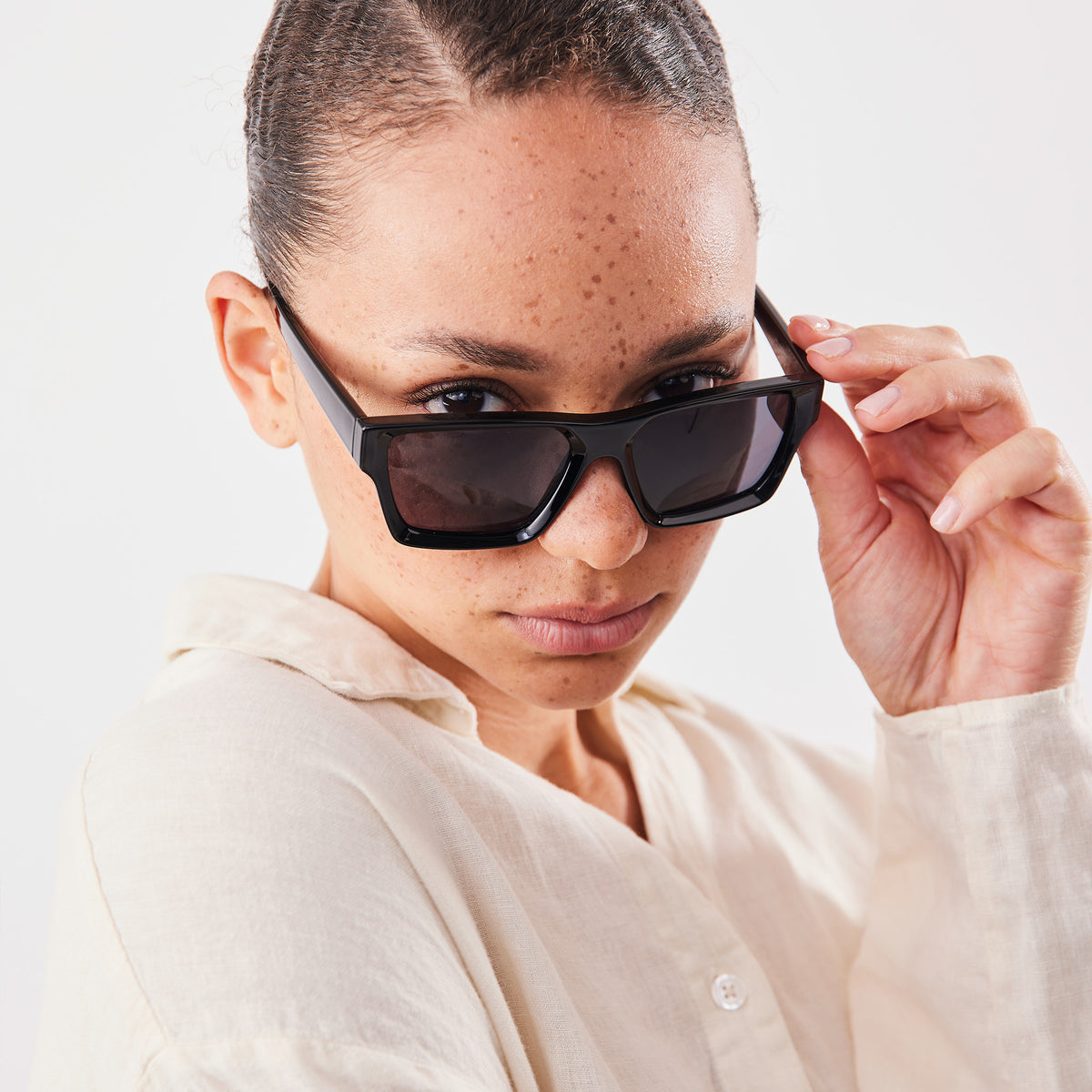 RE SHADES NO RE:SHADE in black (Schwarz), von einer Frau getragen.