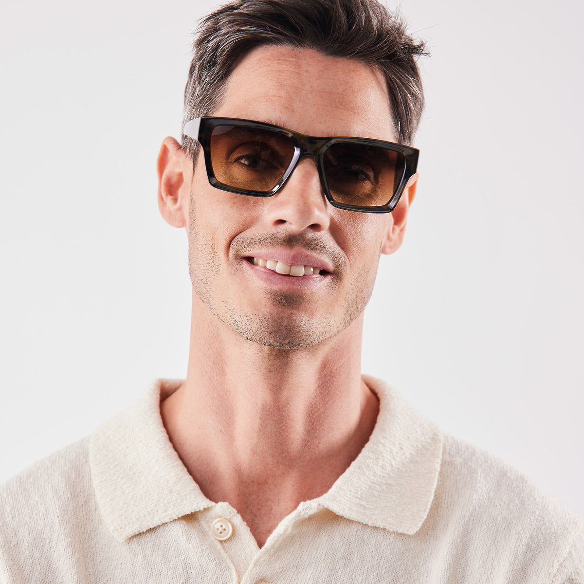 RE SHADES NO.04 RE:SHADE in tortoise von einem Mann getragen.