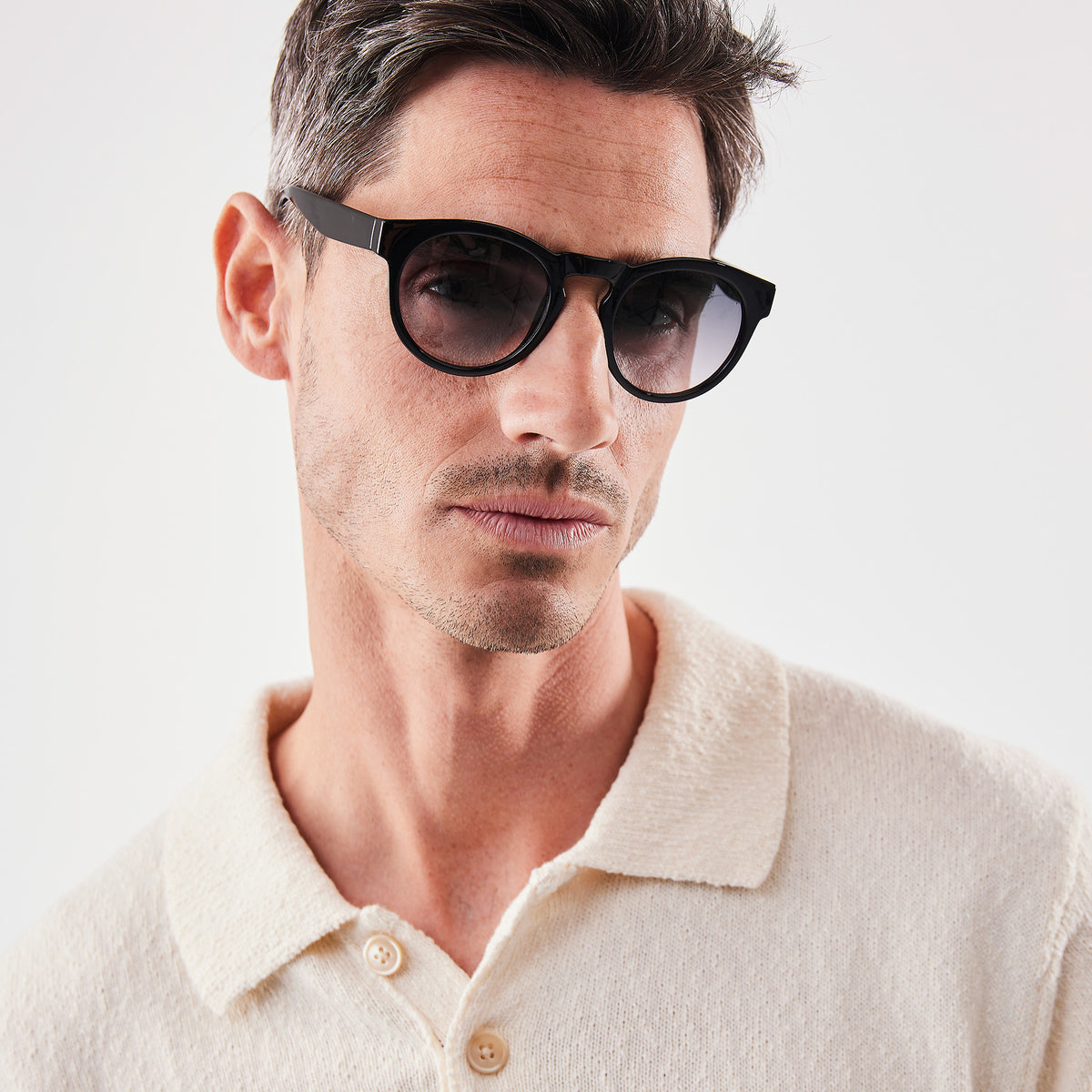 RE SHADES NO.05 RE:SHADE in black (Schwarz) von einem Mann getragen.