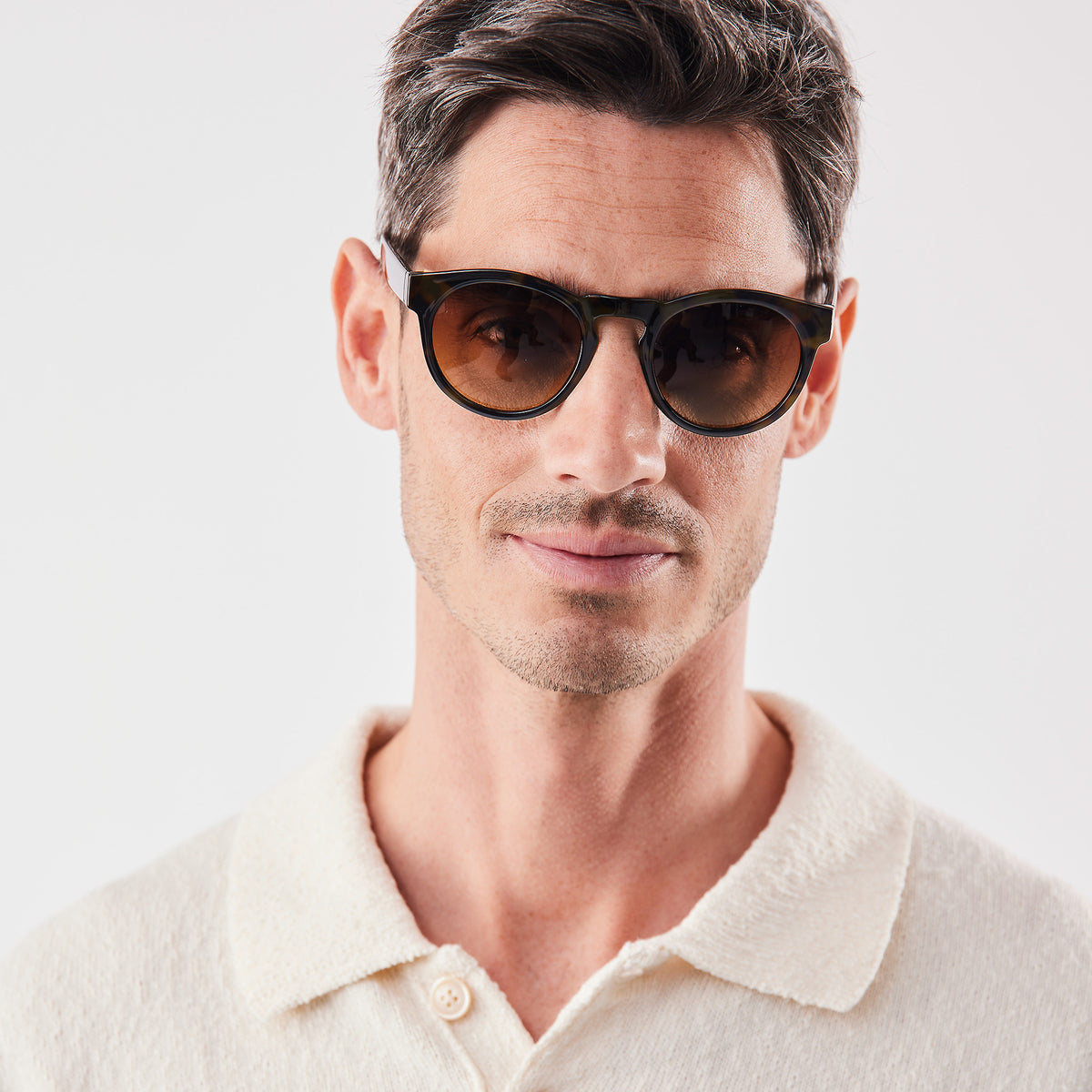 RE SHADES NO.05 RE:SHADE in tortoise (tortoise) von einem Mann getragen.