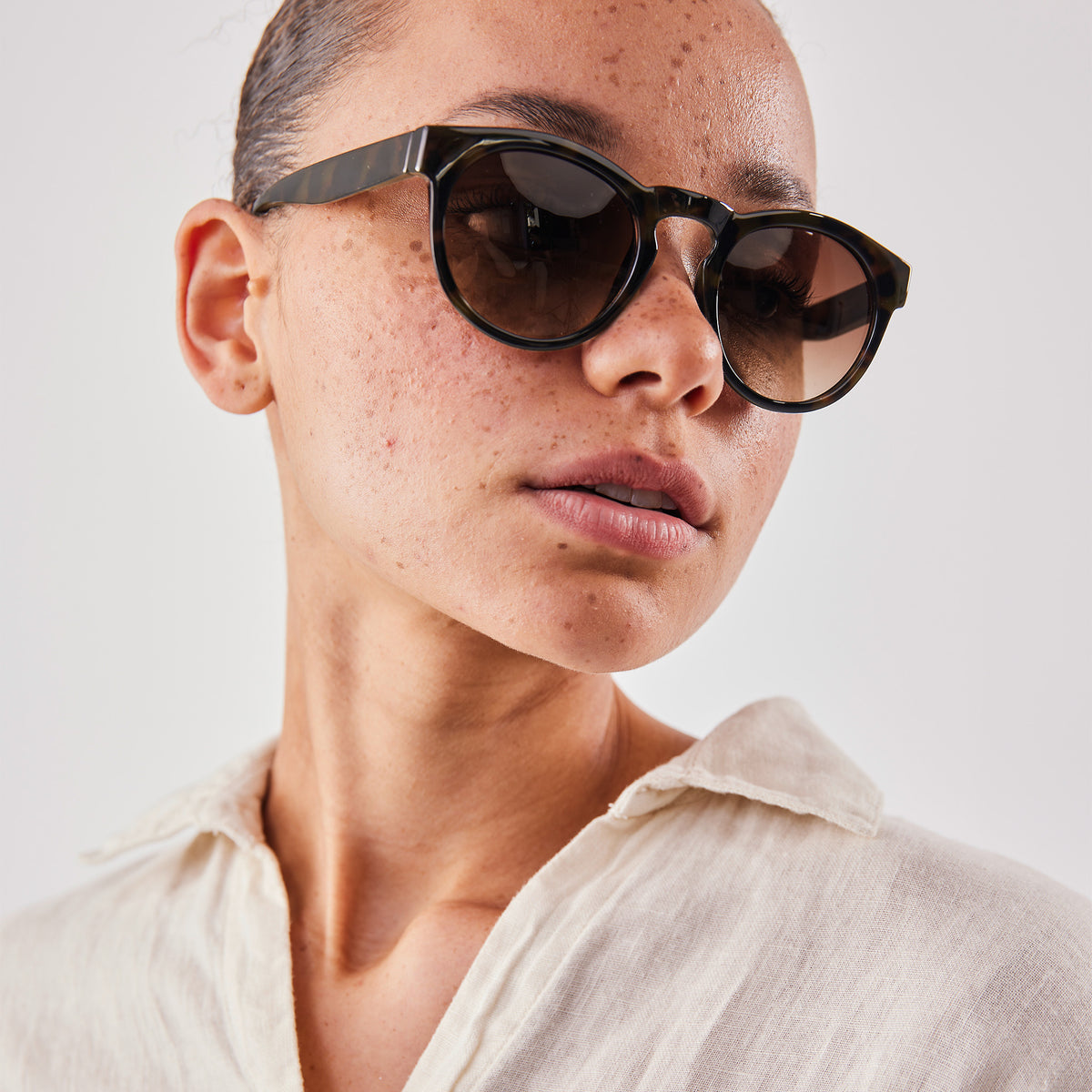 RE SHADES NO.05 RE:SHADE in tortoise von einer Frau getragen.