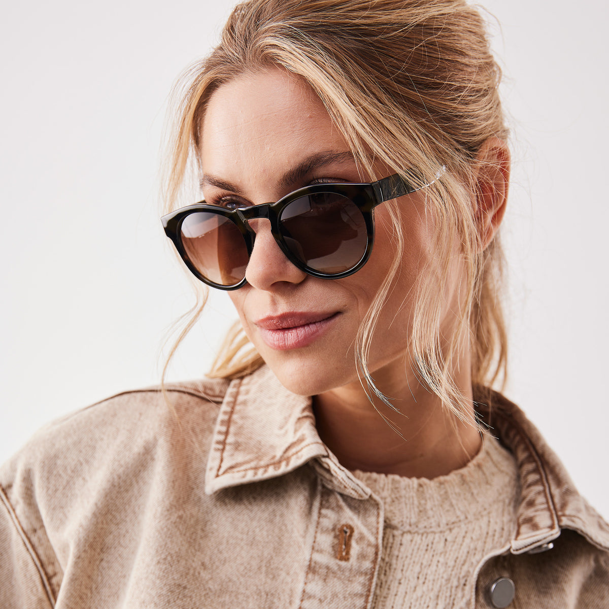 RE SHADES NO.05 RE:SHADE in tortoise, von einer Frau getragen, seitlich gesehen.