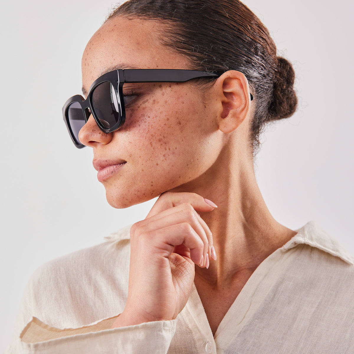 RE SHADES NO.06 RE:SHADE in black (Schwarz) von einer Frau getragen.