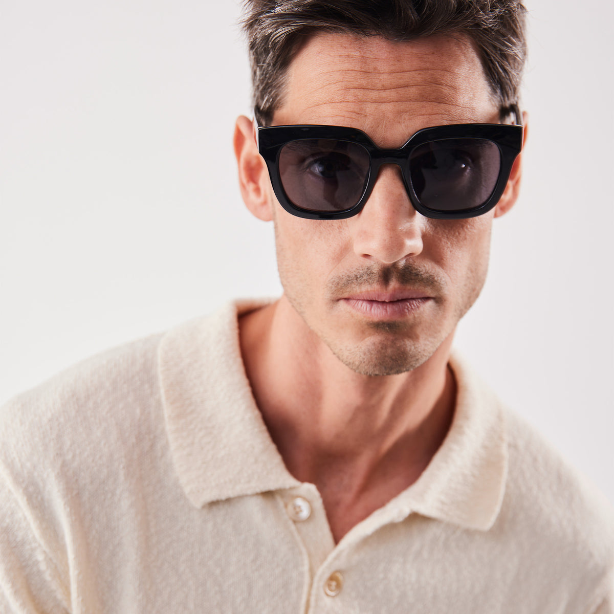RE SHADES NO.06 RE:SHADE in black (Schwarz) von einem Mann getragen.