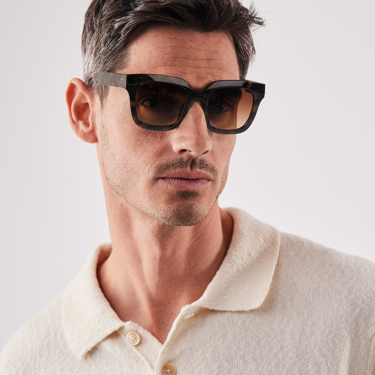 RE SHADES NO.06 RE:SHADE in tortoise von einem Mann auf dem Gesicht getragen.