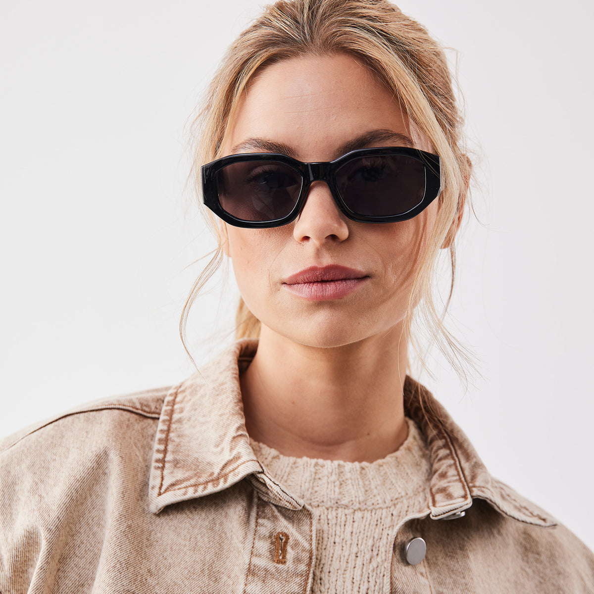 RE SHADES NO.07 RE:SHADE in black (Schwarz) von einer Frau getragen.