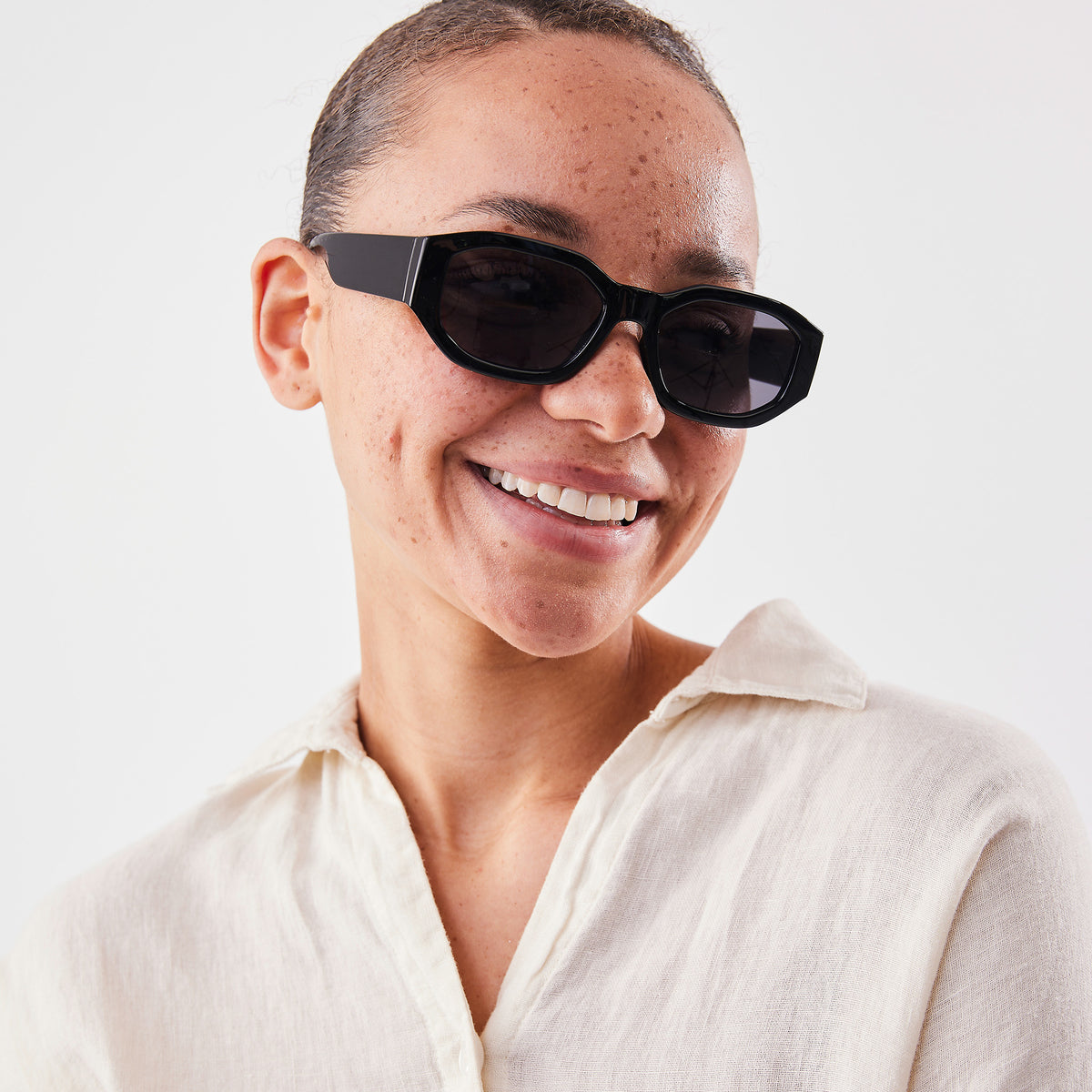 RE SHADES NO.07 RE:SHADE in black (Schwarz) von einer Frau getragen.