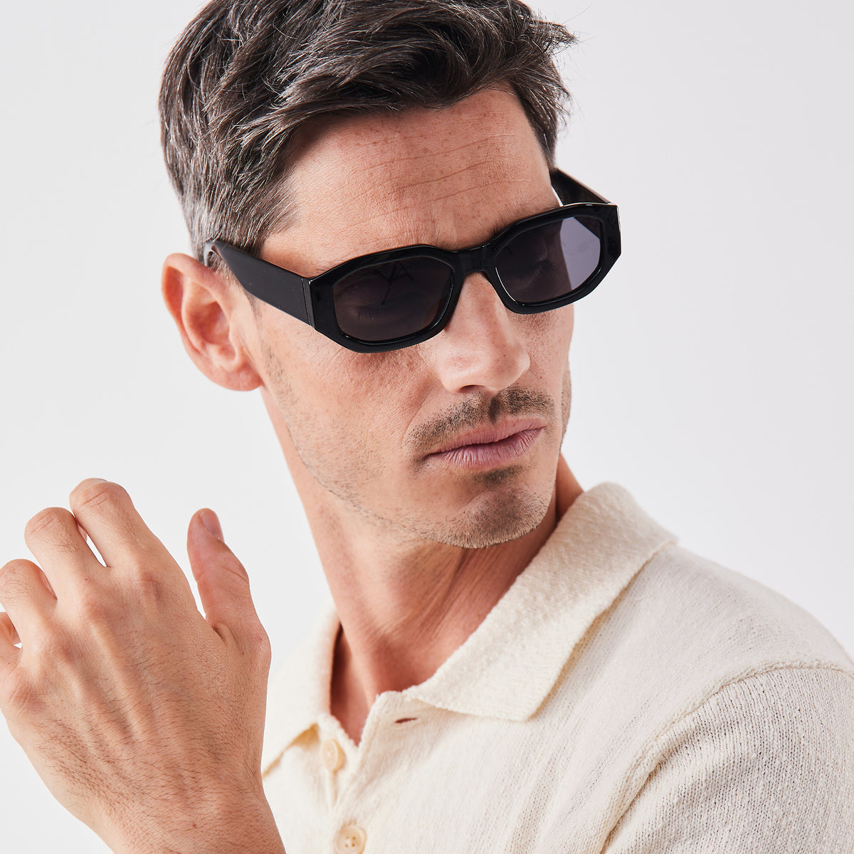 RE SHADES NO.07 RE:SHADE in black (Schwarz) von einem Mann getragen.