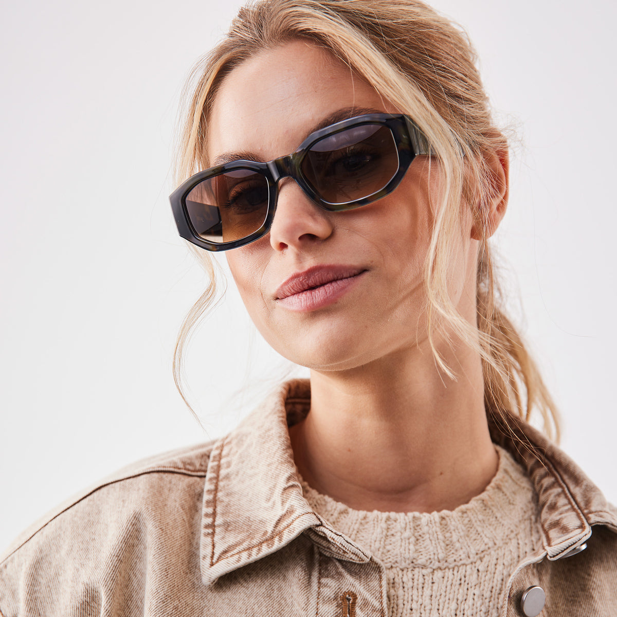 RE SHADES NO.07 RE:SHADE in tortoise von einer Frau getragen.