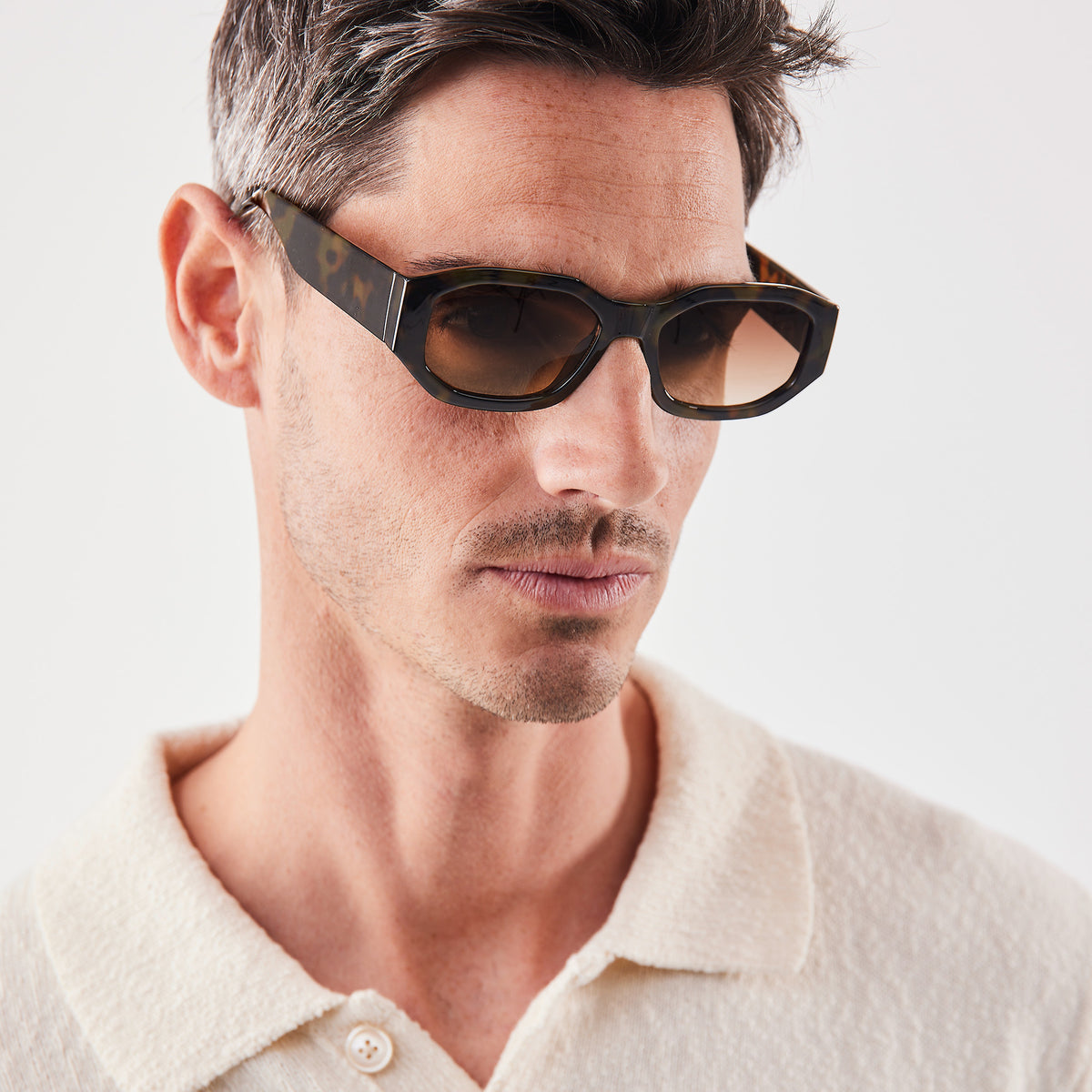 RE SHADES NO.07 RE:SHADE in tortoise von einem Mann getragen.