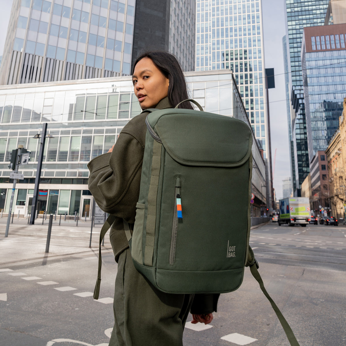 PRO PACK Rucksack in algae (Dunkelgrün mit Graustich) von einer Frau als Rucksack auf dem Rücken getragen.