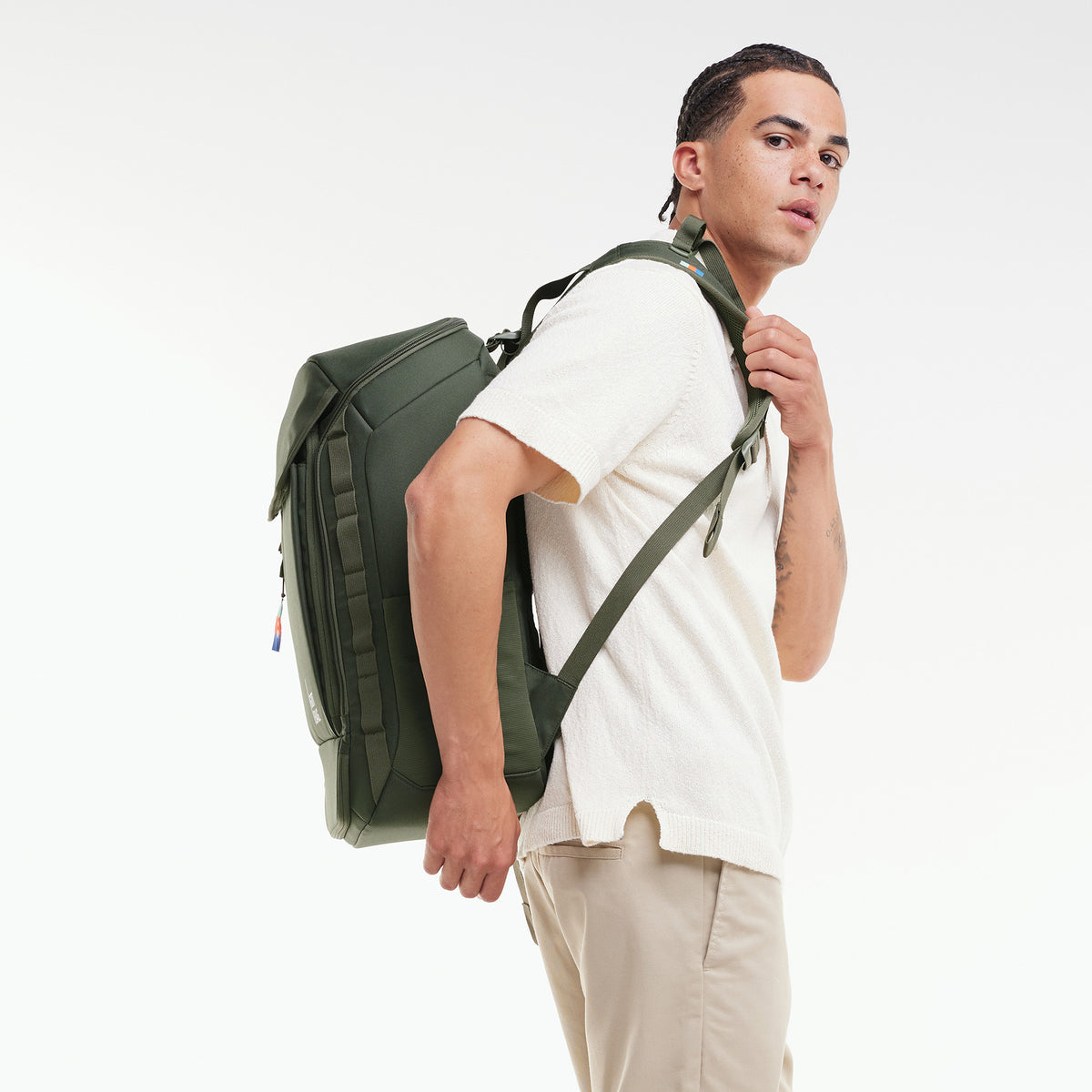 PRO PACK TRAVEL Rucksack in algae (Dunkelgrün mit Graustich) von einem Mann als Rucksack auf dem Rücken getragen.