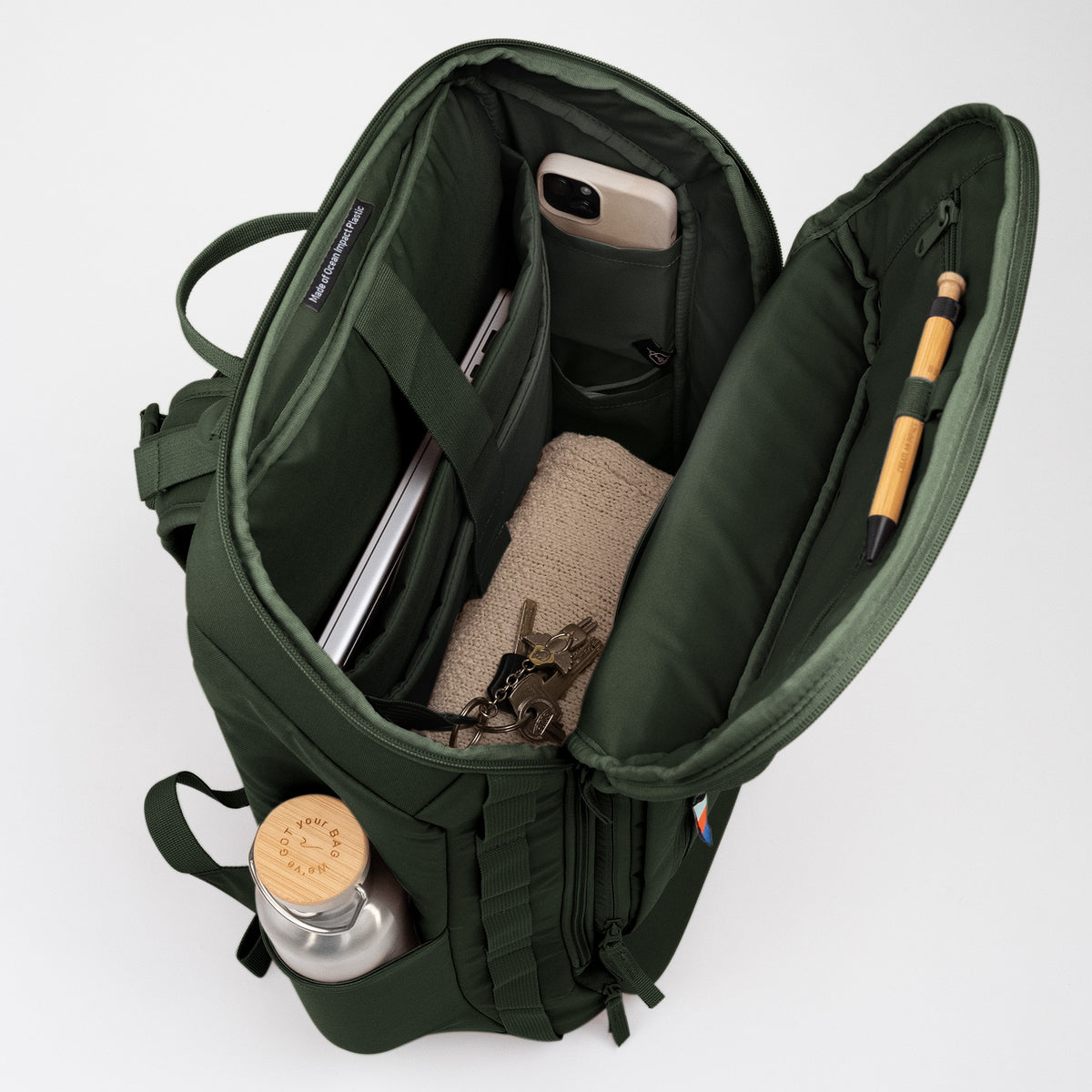 PRO PACK TRAVEL Rucksack in algae (Dunkelgrün mit Graustich) als offene Innenansicht mit Fächern und Inhalt.