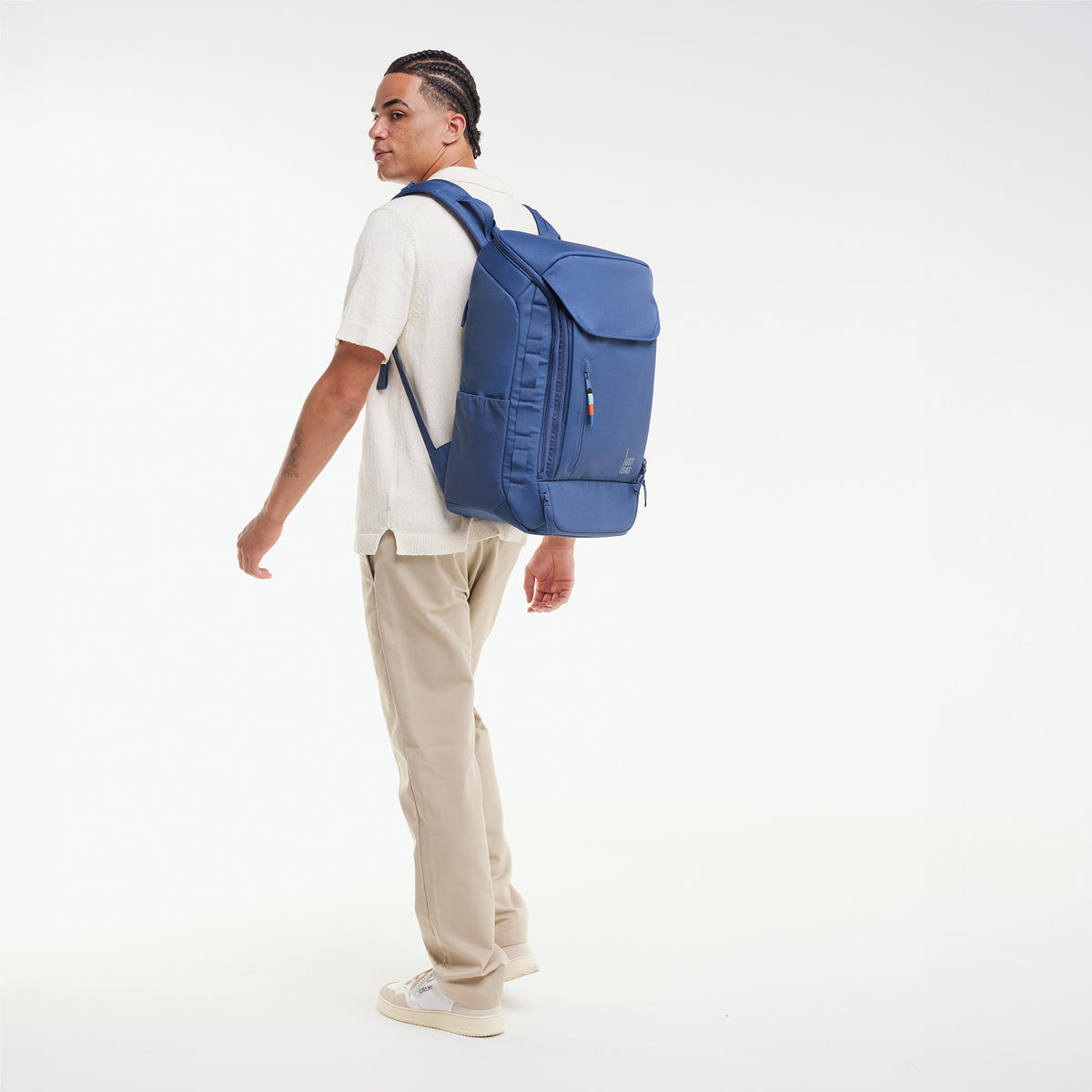PRO PACK TRAVEL Rucksack von einem Mann auf dem Rücken getragen.