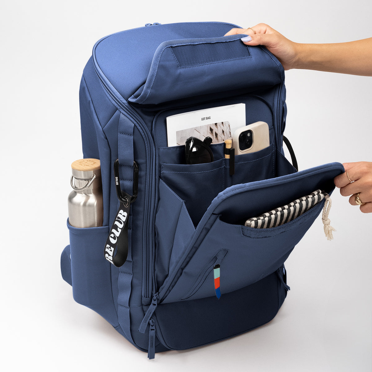 PRO PACK TRAVEL Rucksack geöffnet, Hände zeigen die durchdachte Innenorganisation.